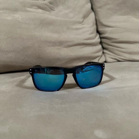 Oakley Blue Holbrook Prizm sunglasses comes with hard shell case - Picture 2 of 5